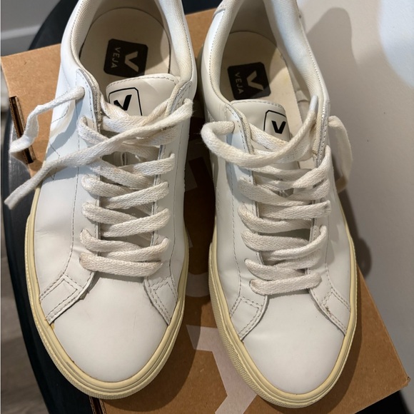 Veja Sneakers - Picture 10 of 10
